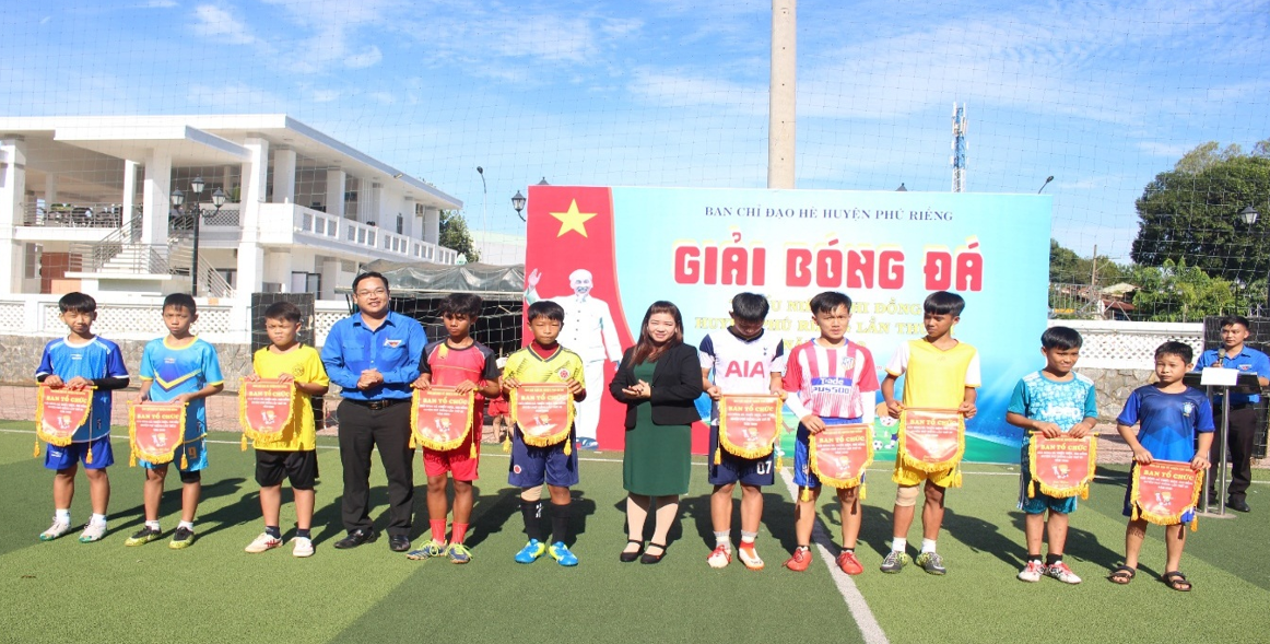 giai bong da thieu nien nhi dong huyen pr