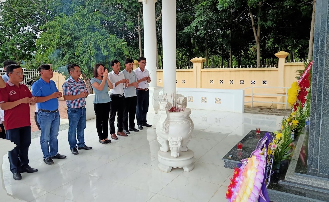 tham nha bia tuong niem