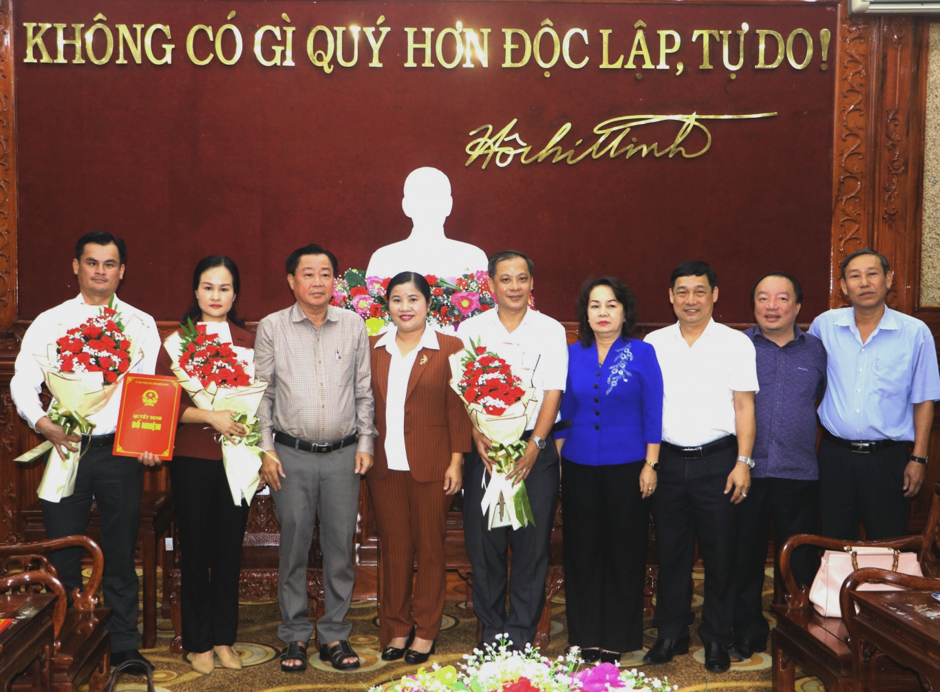 trao quyet dinh bo nhiem 1