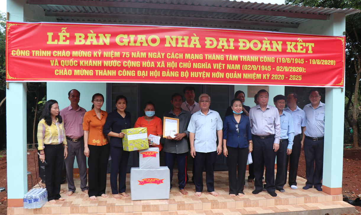 bi thu trao nha dai doan ket o hq