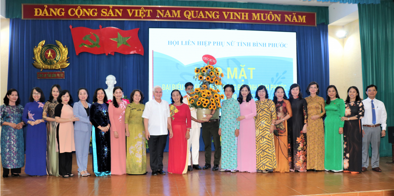 bi thu tang hoa dai bieu nu tham du dh 2