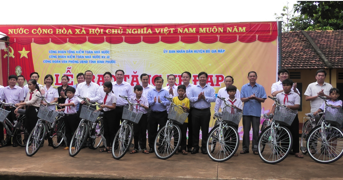 tang xe dap cho hoc sinh bu gia map