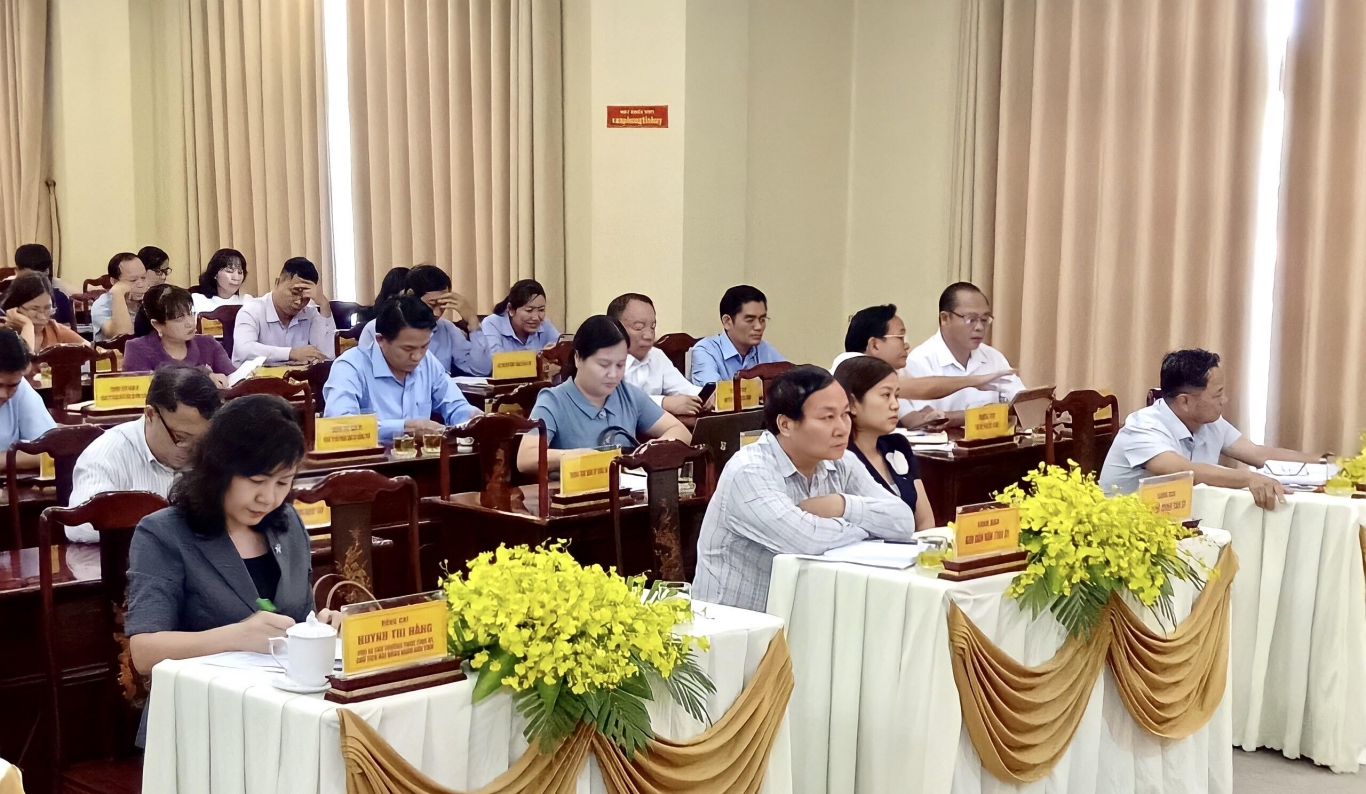 Dai bieu tham du hoi nghi