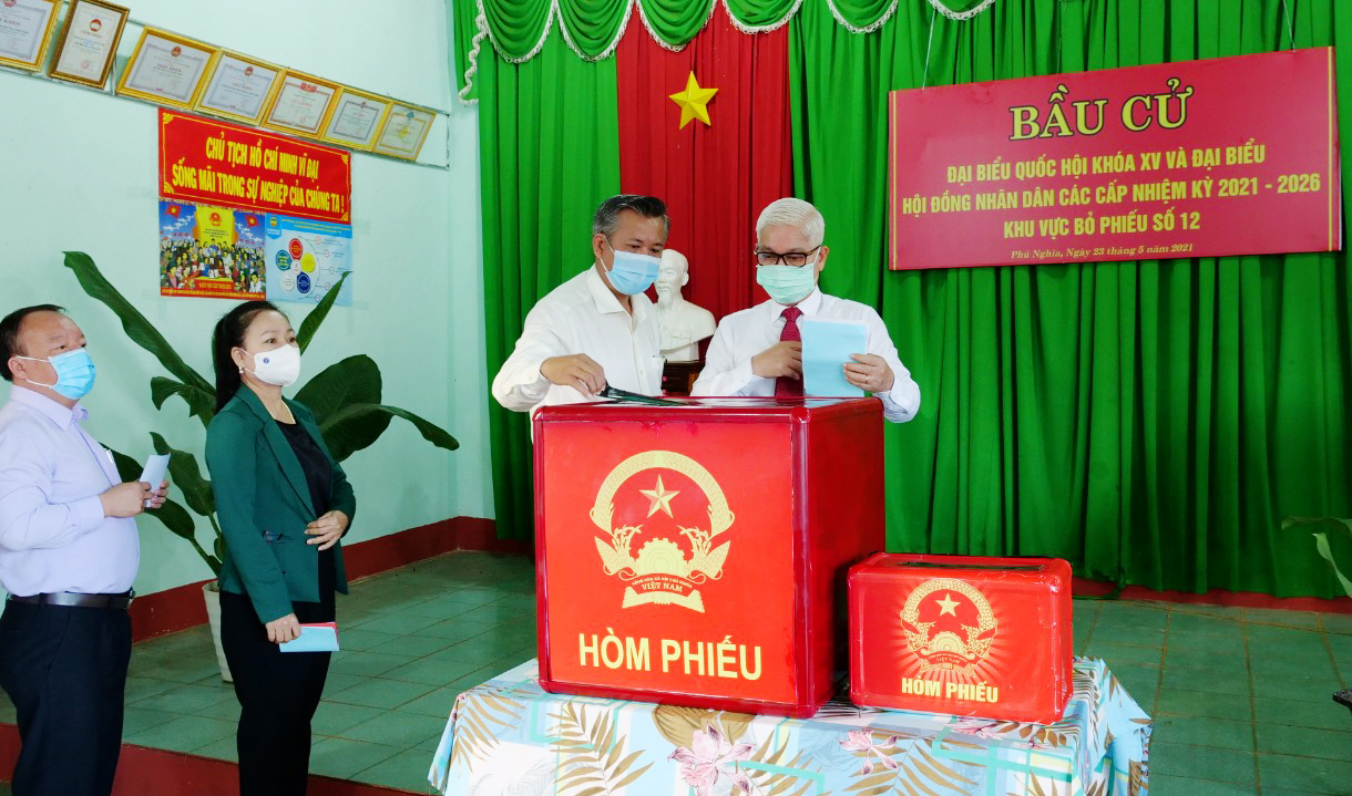 Bi thư Tinh uy kiem bo phieu