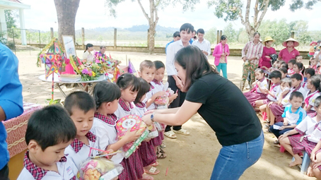 12 IMG phat qua trung thu 2 .jpg