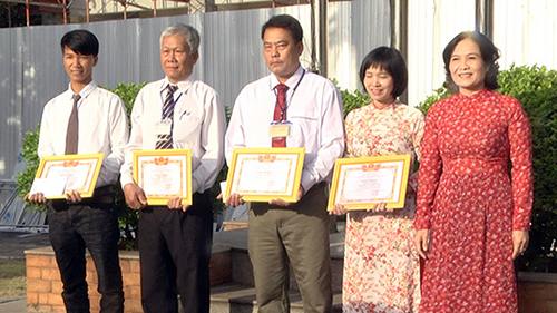 images2247387_4_c__nh_n____c_ubnd_huy_n_xu_n_l_c_khen_th__ng___t_xu_t.jpg