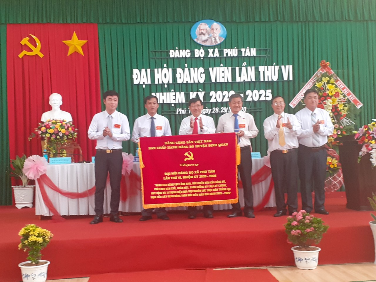 2.7- H1 Đảng bộ Phú Tân phấn đấu XD thành công NTM kiểu mẫu.jpg
