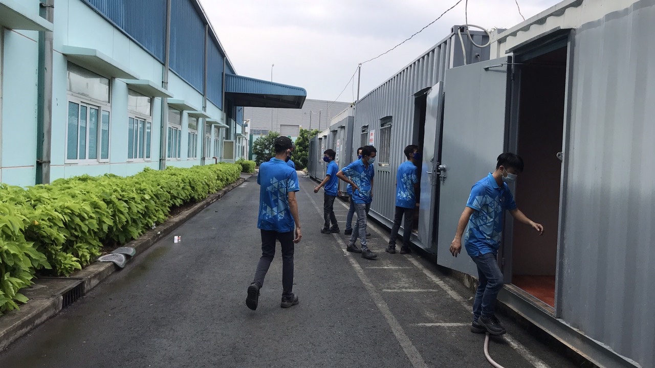 22.6-Lắp 6 container văn phòng cho công nhân tạm lưu trú tại công ty 1.jpg
