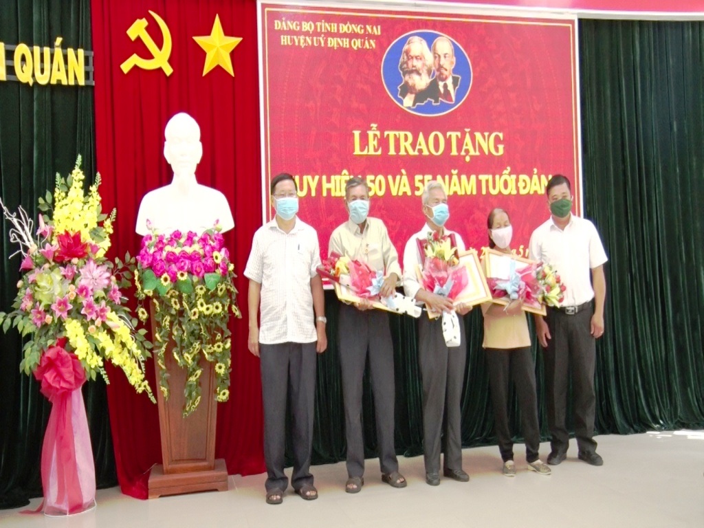 29.6-H2 Đảng bộ H.Định Quán trao tặng Huy hiệu 50-55 tuổi Đảng.jpg