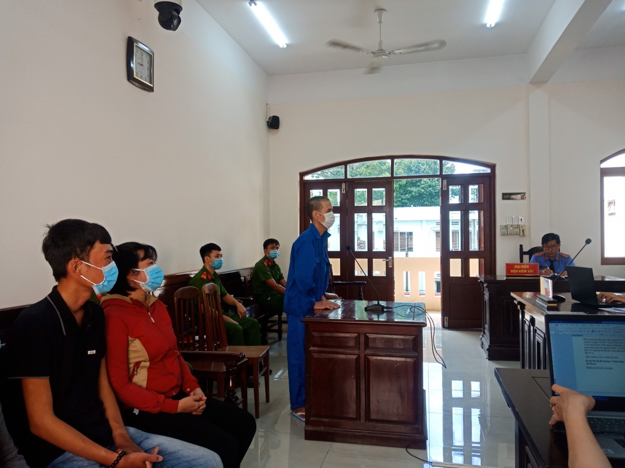 29.6-Lãnh 10 năm tù vì chém vợ trọng thương.jpg