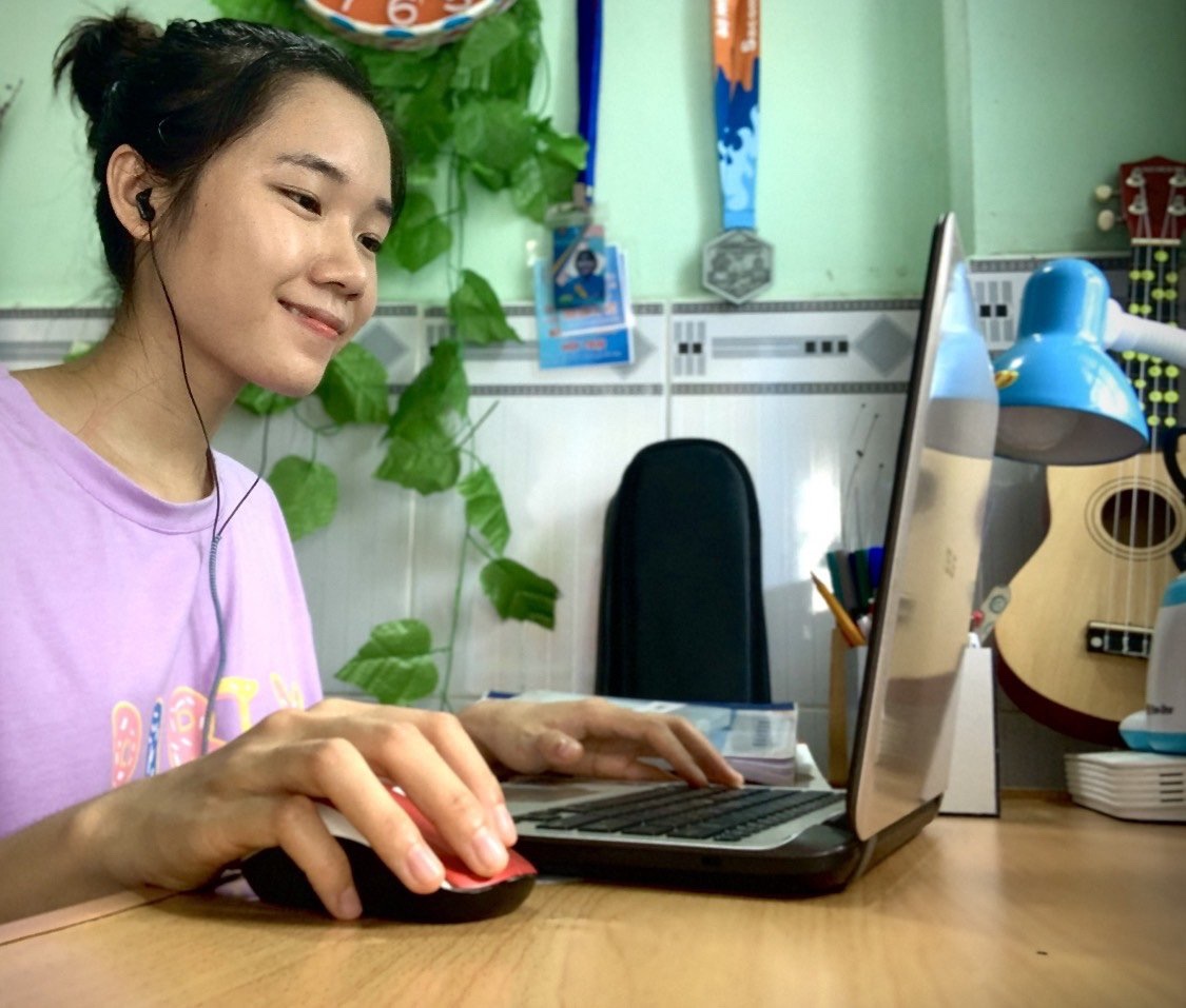2.1 30-8-2021-tan Sinh viên Trường đại học Công nghệ Miền Đông tham gia thi online.jpg