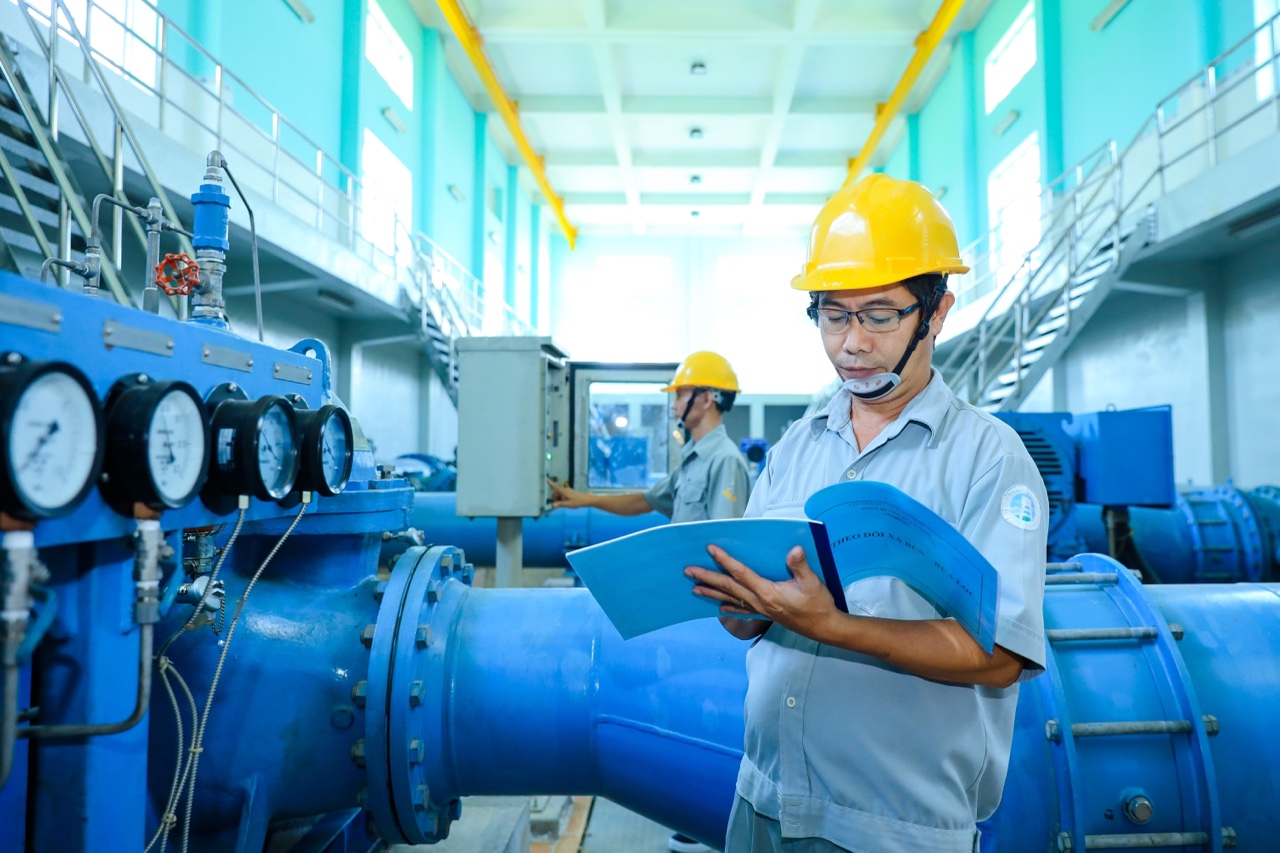 7.1 31-8-2021-tan Nhân viên Công ty CP cấp nước Đồng Nai kiểm tra chất lượng nước.jpg