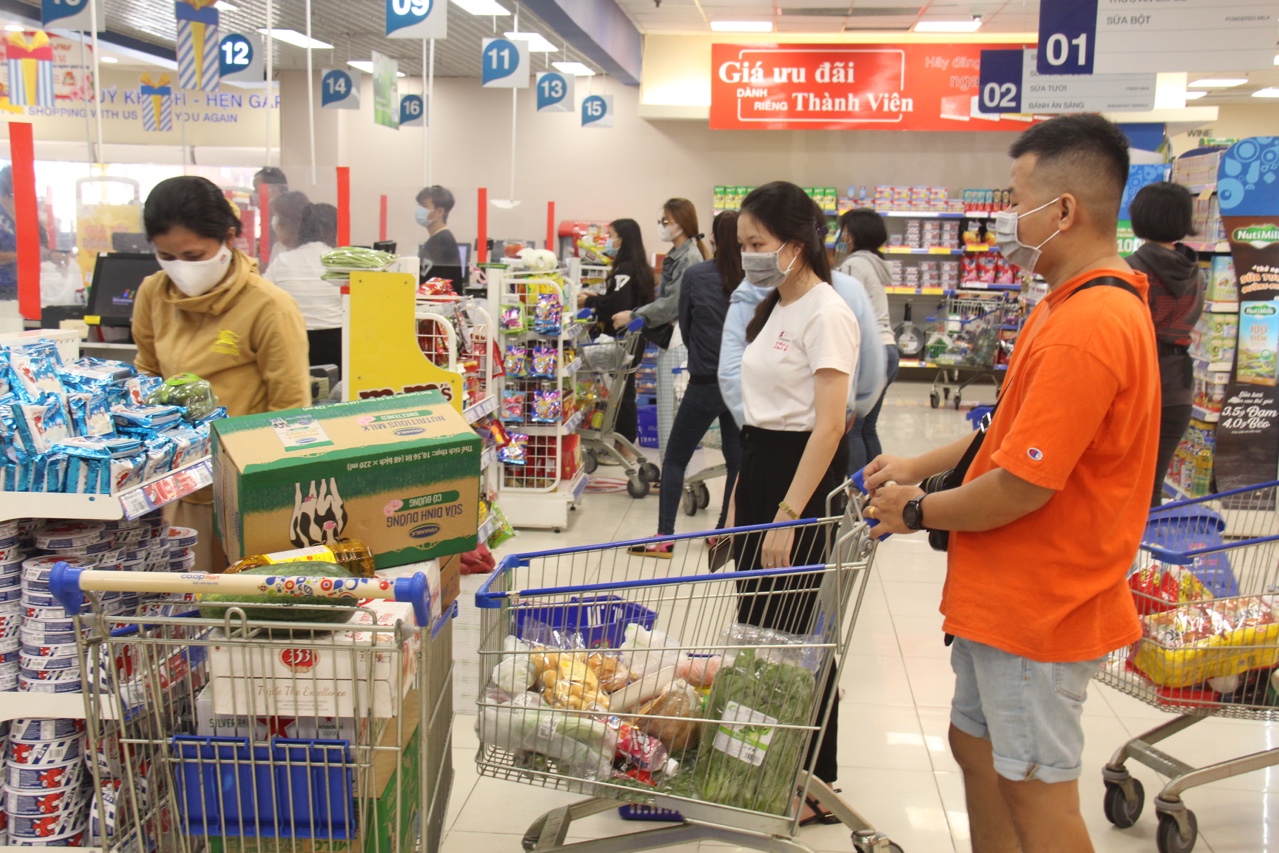 1.1 6-9-2021-tan Người dân chọn mua các sản phẩm tiêu dùng tại một siêu thị ở TP.Biên Hòa.jpg