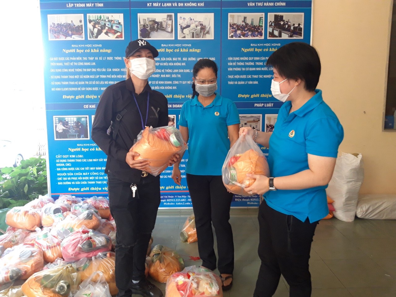 3.1 9-9-2021-tan Đại diện Liên đoàn Lao động tỉnh chuẩn bị các phần quà quà để trao cho người lao động.jpg