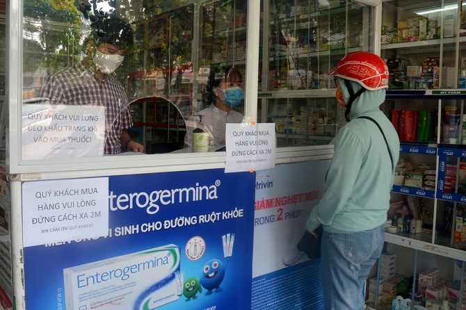 7.1 9-9-2021-tan Người dân mua thuốc tại một nhà thuốc.jpg