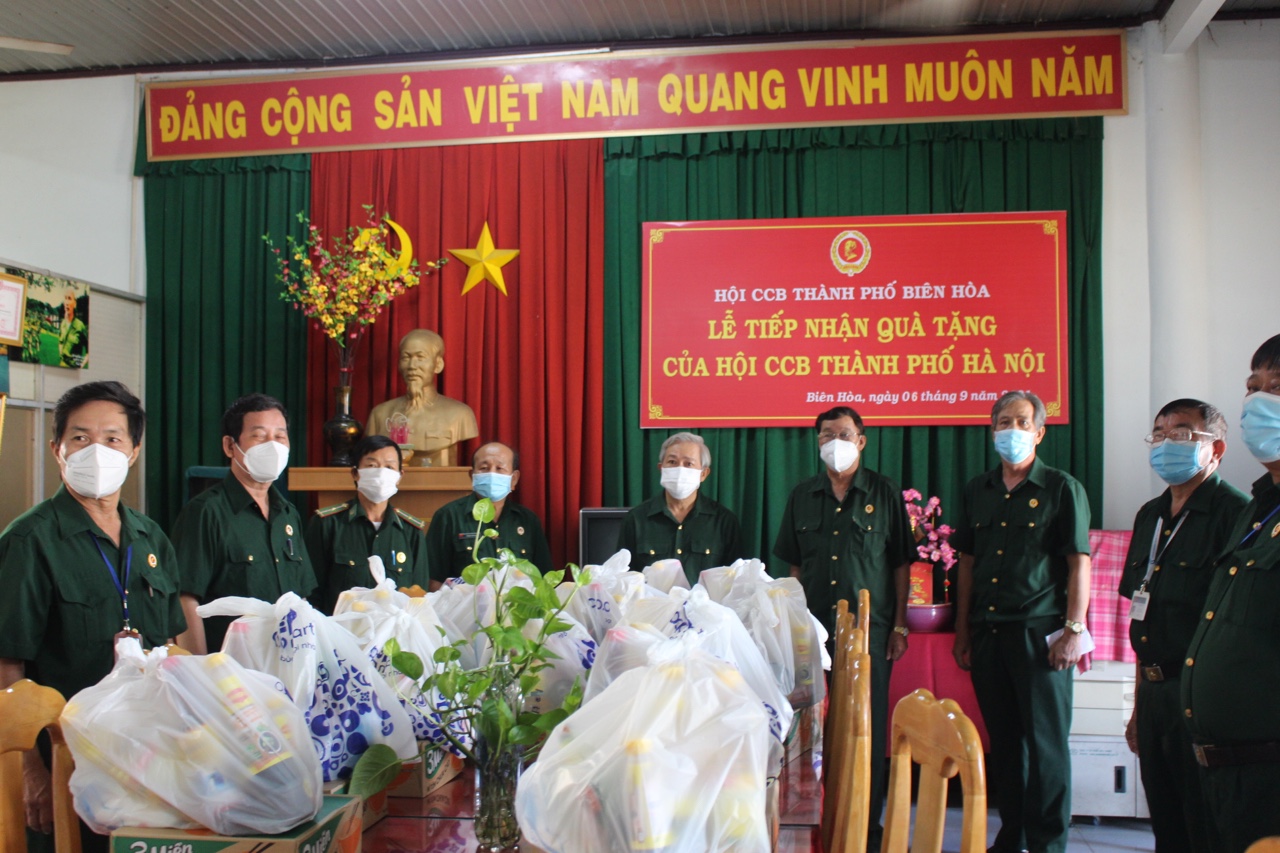 1.1 10-9-2021-tan Thường trực Hội CCB tỉnh tặng quà của Hội CCB .jpg