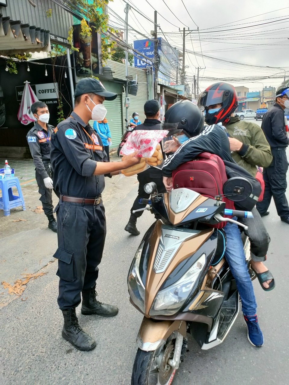 5-26-10-2021-Trao yêu thương giữa đại dịch.jpg