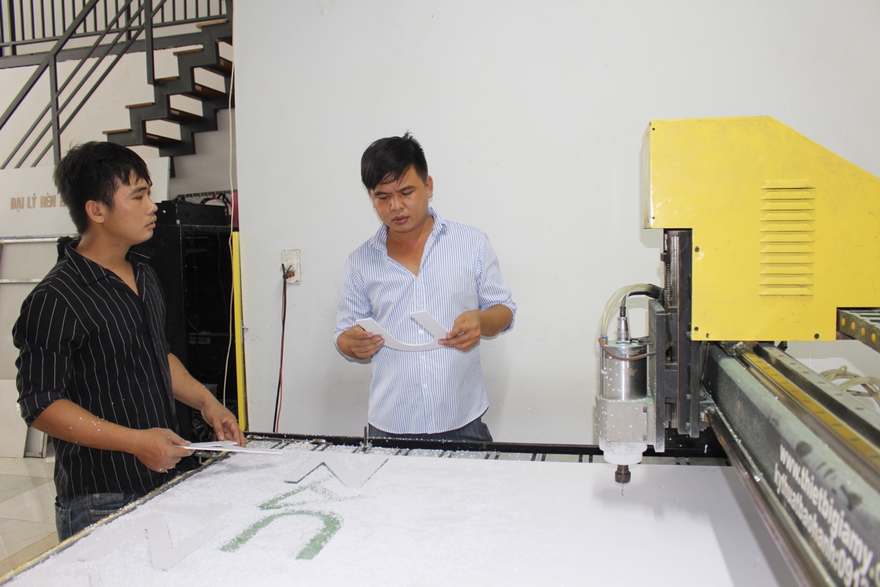 2.1-9-11-2021-tan Anh Nam (bên phải) hướng dẫn nhân viên trong 1 công đoạn thiết kế.jpg