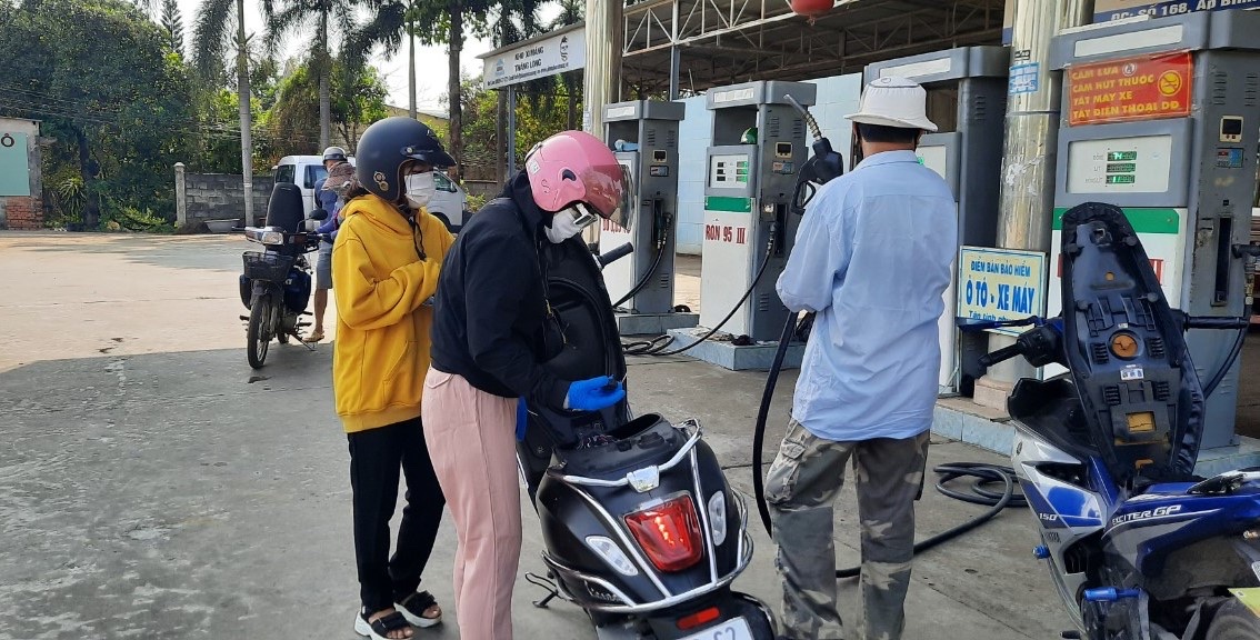 2.1-12-11-2021-tan Xăng dầu tăng giá cũng góp phần làm cho cước vận tải tăng.jpg
