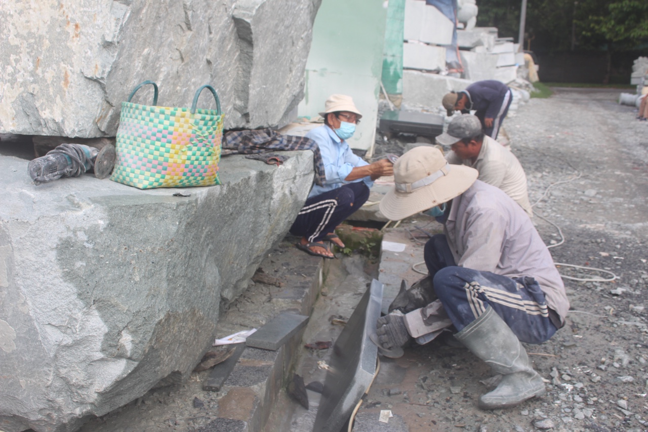 7-3 Thợ đá Bửu Long vẫn bám nghề-1.jpg