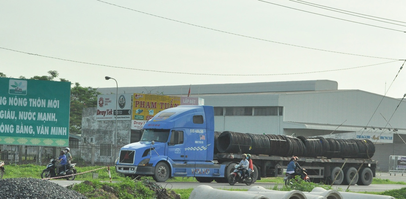 26-3 Người đi đường bất an với xe chở thép cuộn-2.jpg