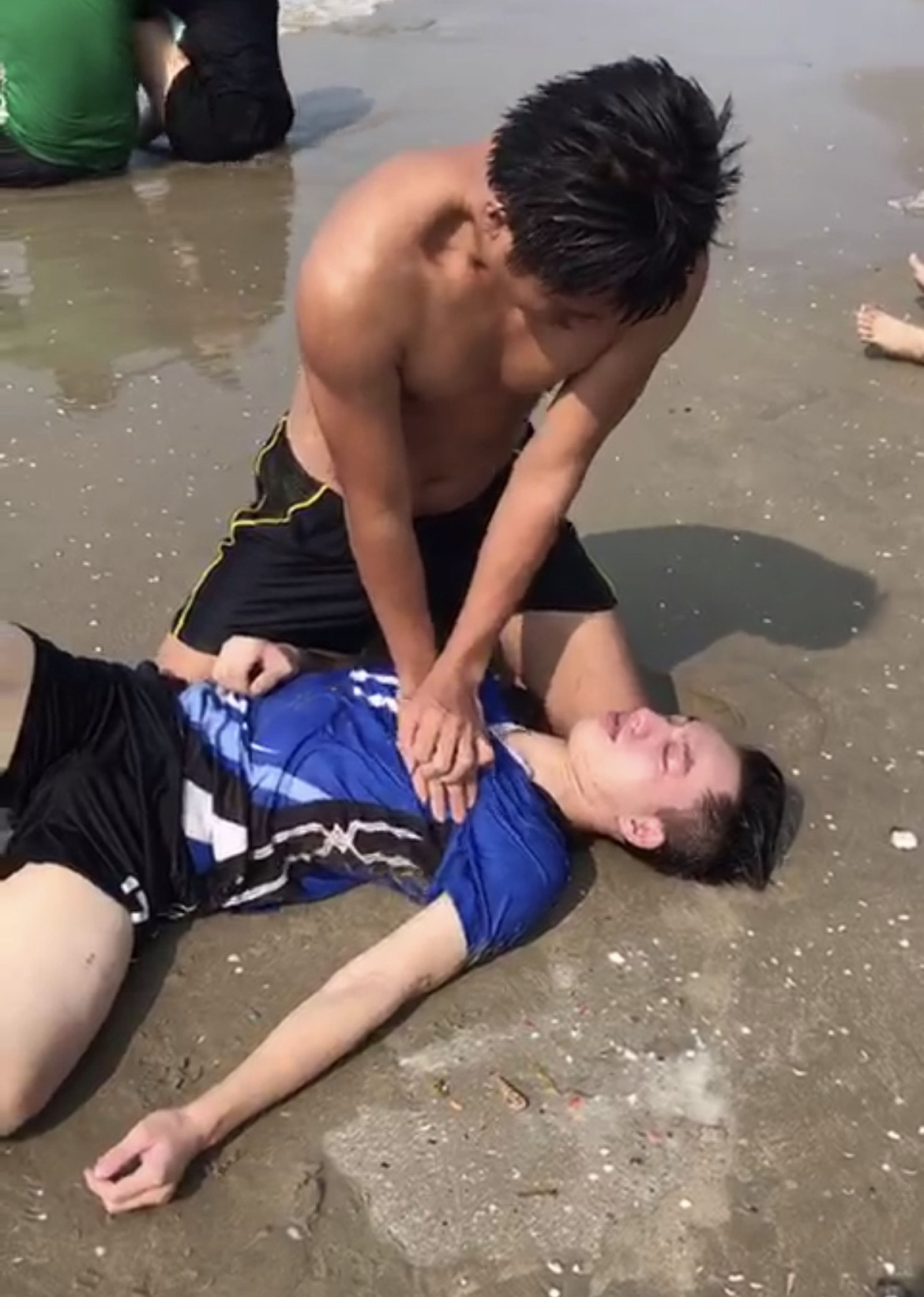 11-4 Trung úy cứu sống 4 nạn nhân đuối nước khi tắm biển.jpg