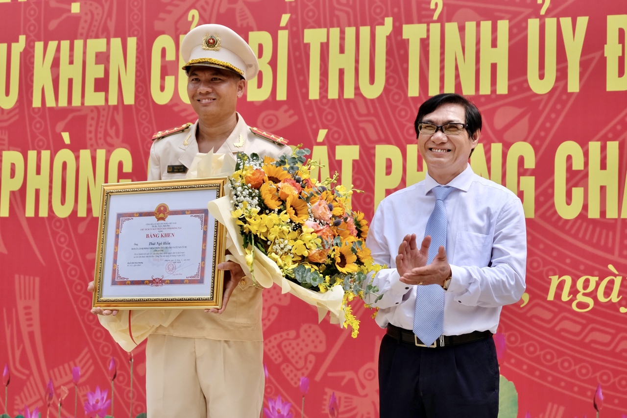 12-4 Thăng quân hàm vượt cấp và khen thưởng đột xuất Đại úy công an-2.jpg