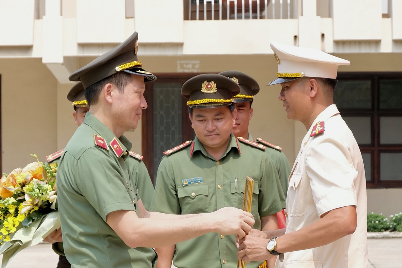 12-4 Thăng quân hàm vượt cấp và khen thưởng đột xuất Đại úy công an-3.jpg