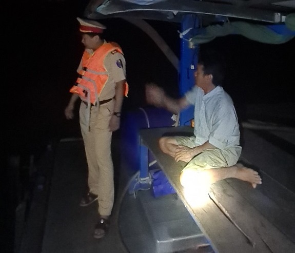 13-4 Chặn dòng cát lậu trên sông Đồng Nai.jpg