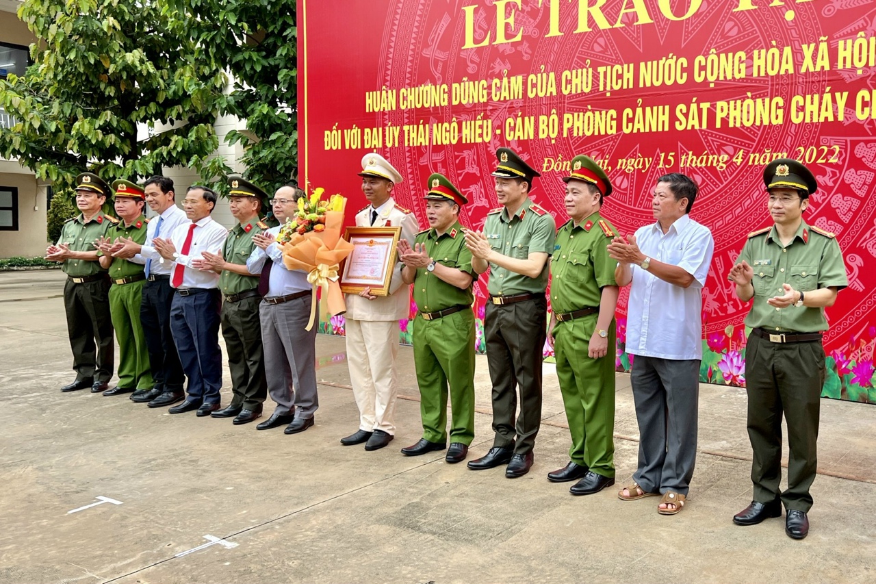 15-4 Trao Huân chương Dũng cảm của Chủ tịch nước cho Đại úy TNH.jpg