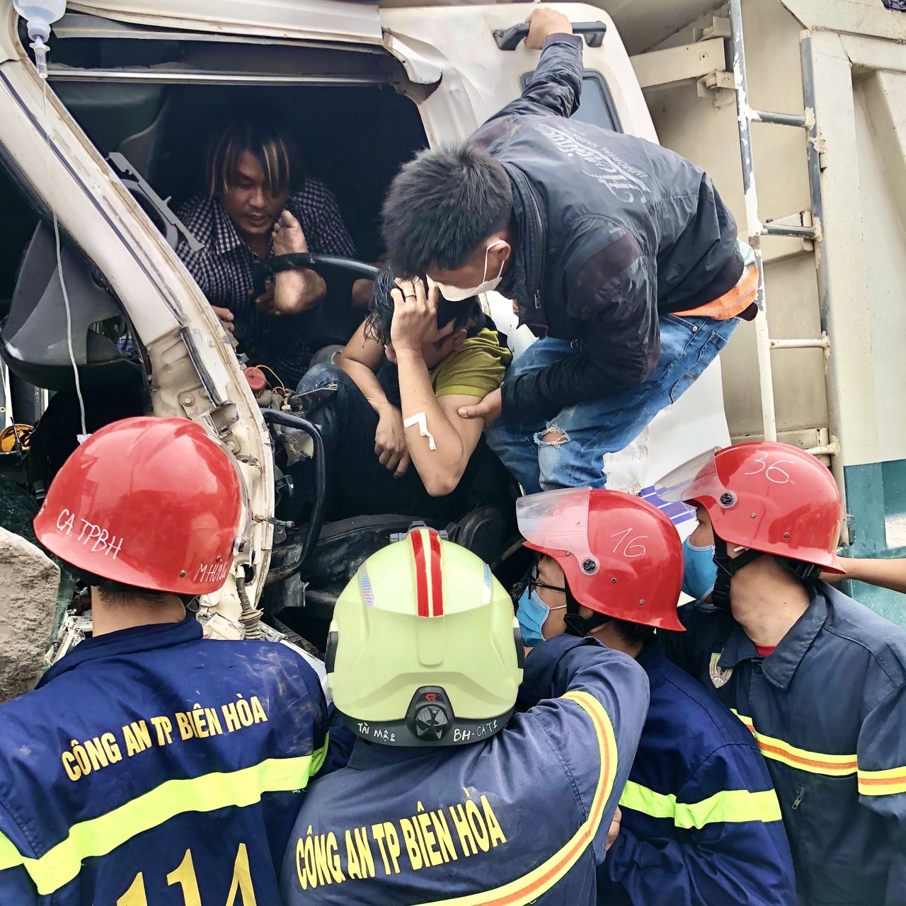 19-4 Công an TPBiên Hòa giải cứu 1 nạn nhân mắc kẹt trong xe ô tô.jpg