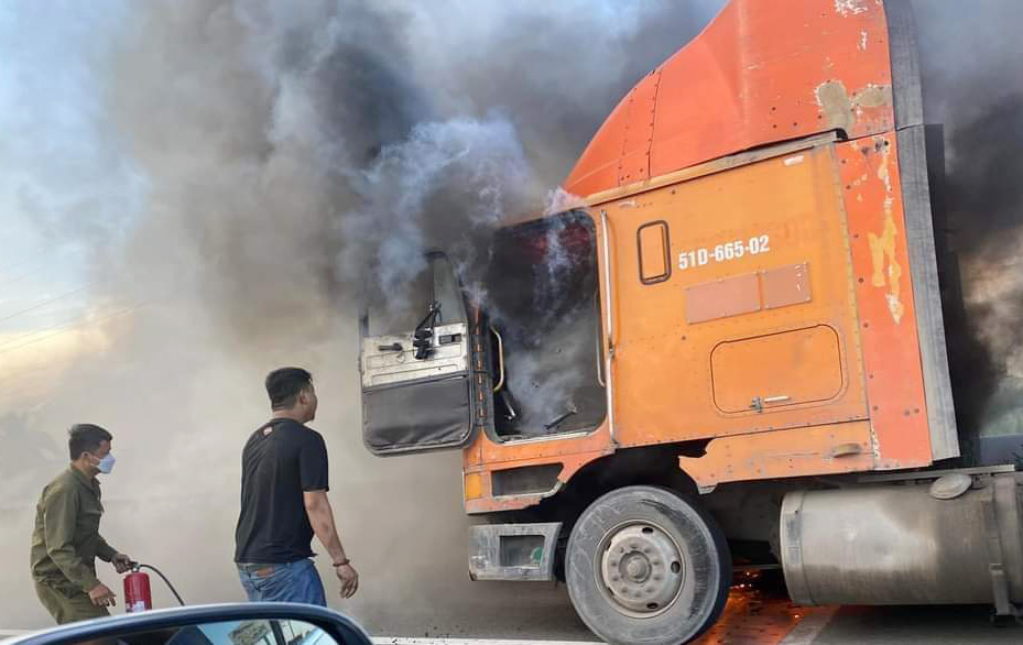 7-5 Cháy xe container trên đường cao tốc.jpg