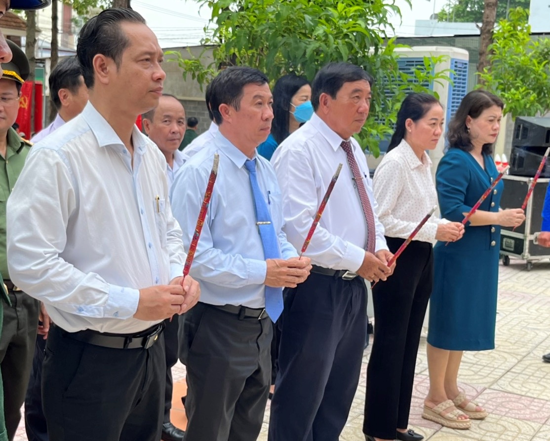 17_5 khanh thanh nha bia liet si Long Tho-3.jpg