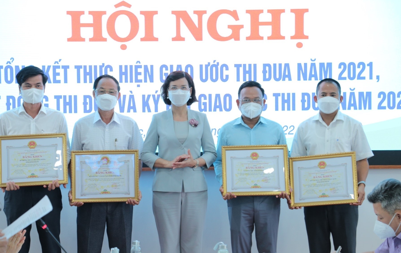 hình trao bằng khen