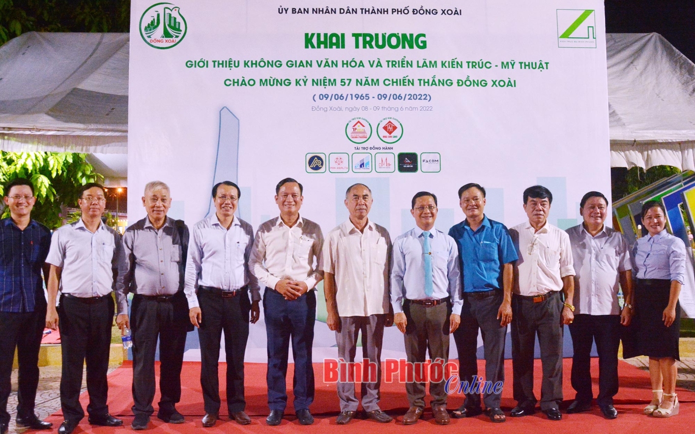 cac dai bieu chup hinh ky niem ben khong gian van hoa va trien lam 21231208062022