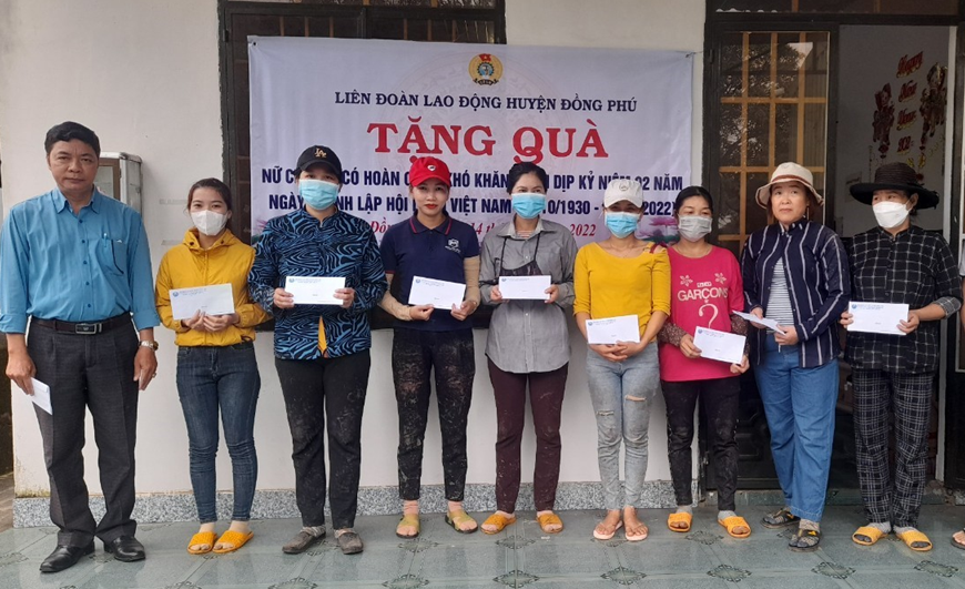 Tang qua cho nu cong nhan