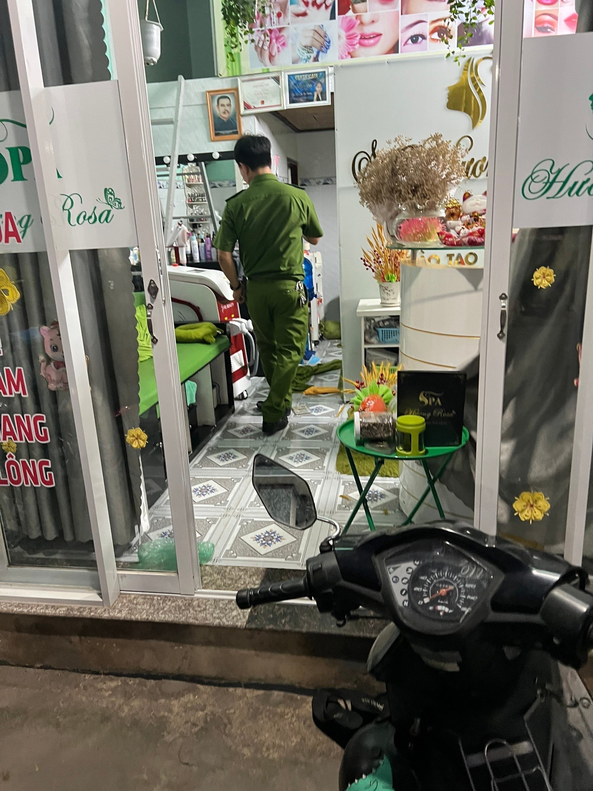 25-3 Tạm giữ nghi can sát hại chủ tiệm spa.JPG
