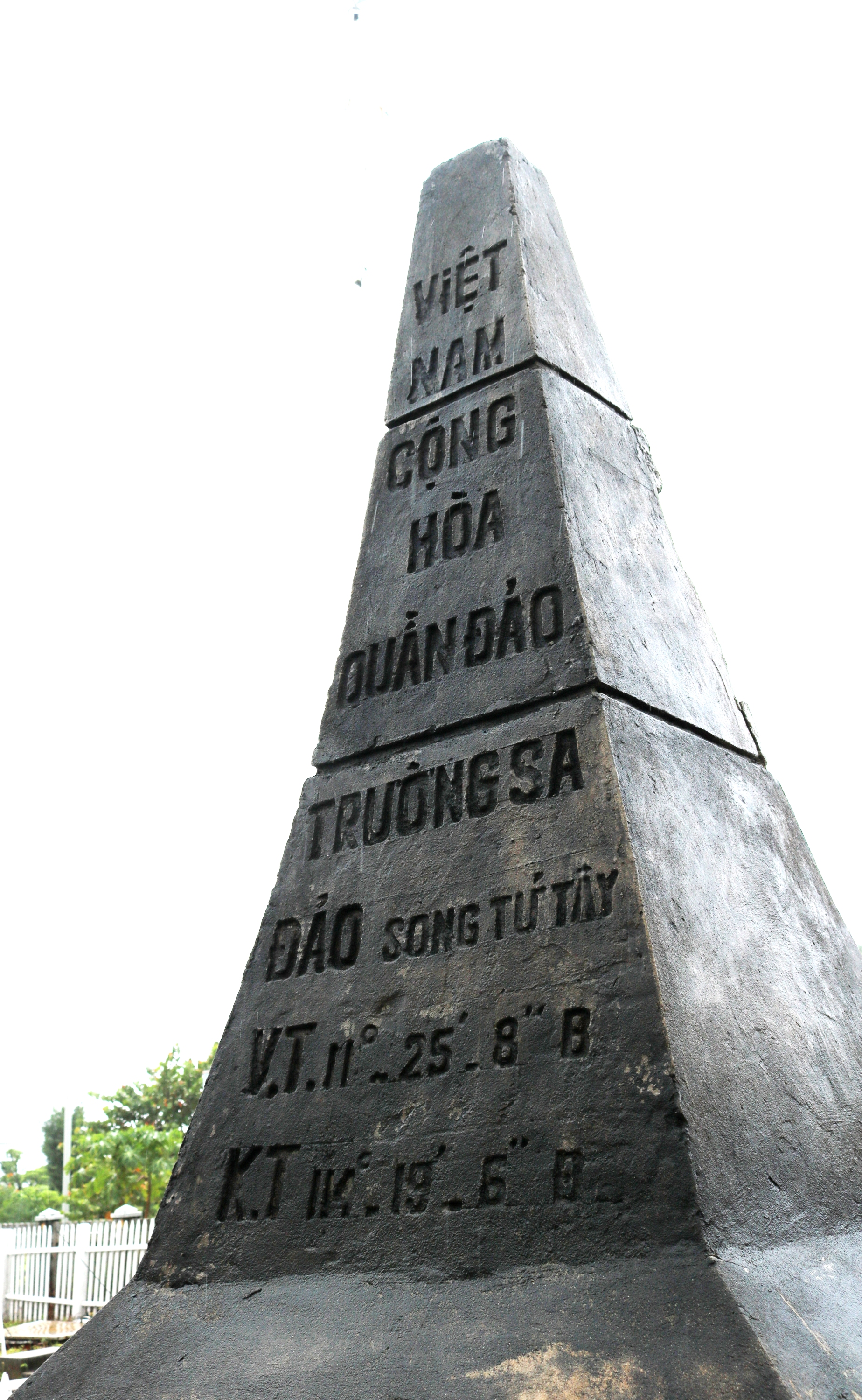 Bia chu quyen Quan dao Truong Sa