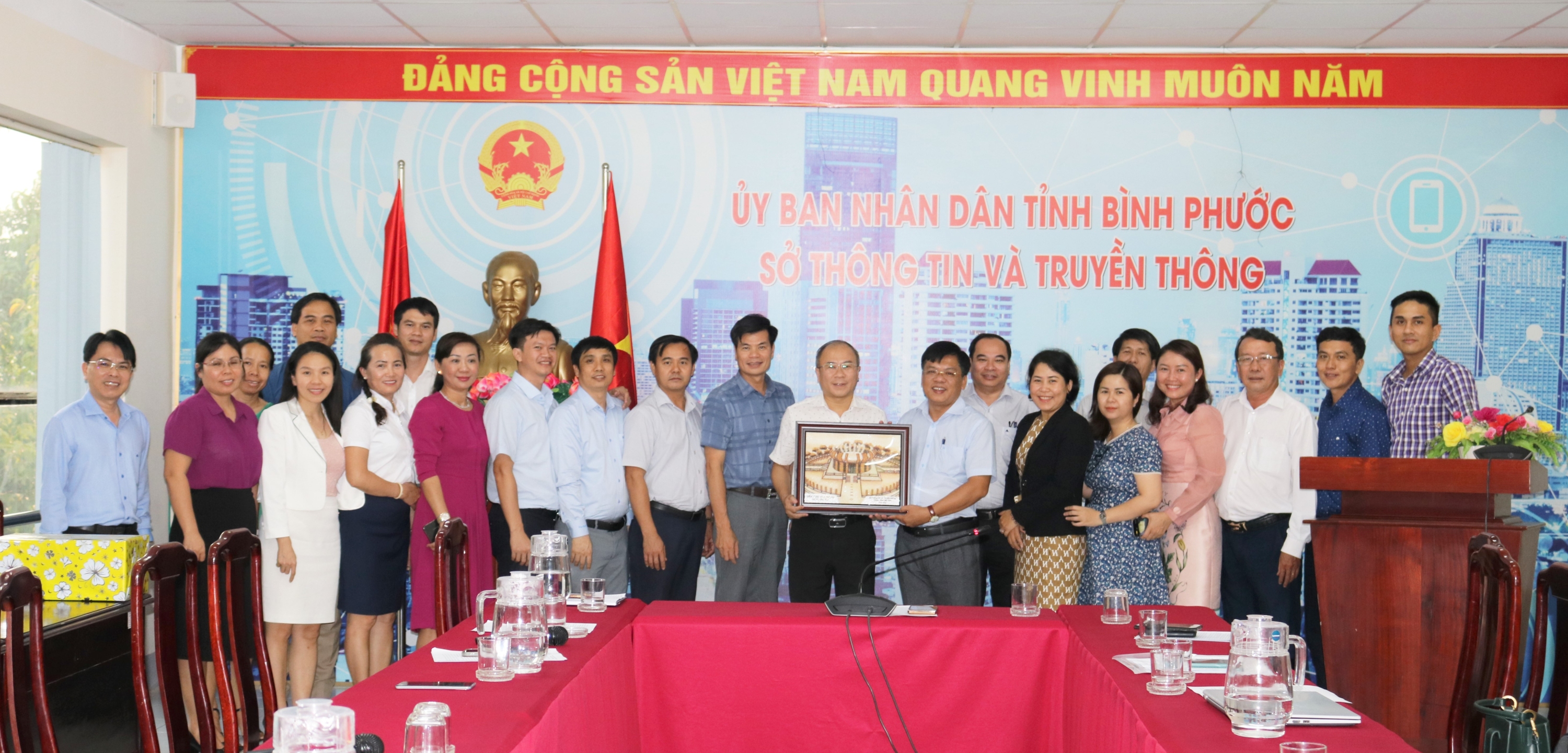 đoàn chụp luu niệm tại sở