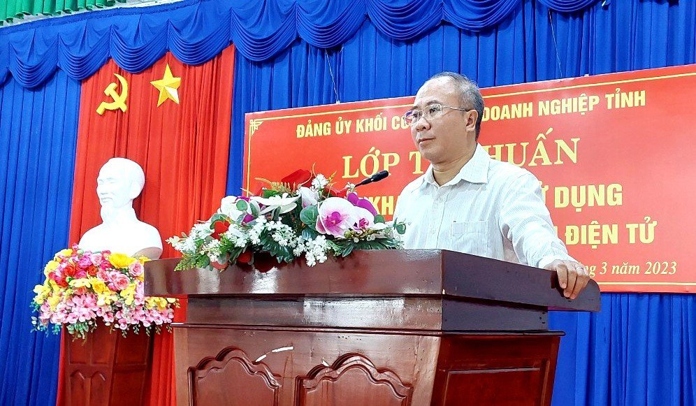 GIAM ĐOC PHAT BIEU