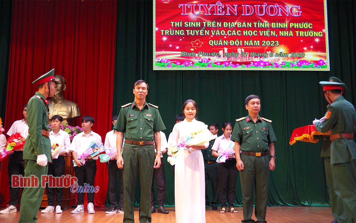 bo chqs tinh tang hoa va qua chuc mung cac thi sinh 19514631082023