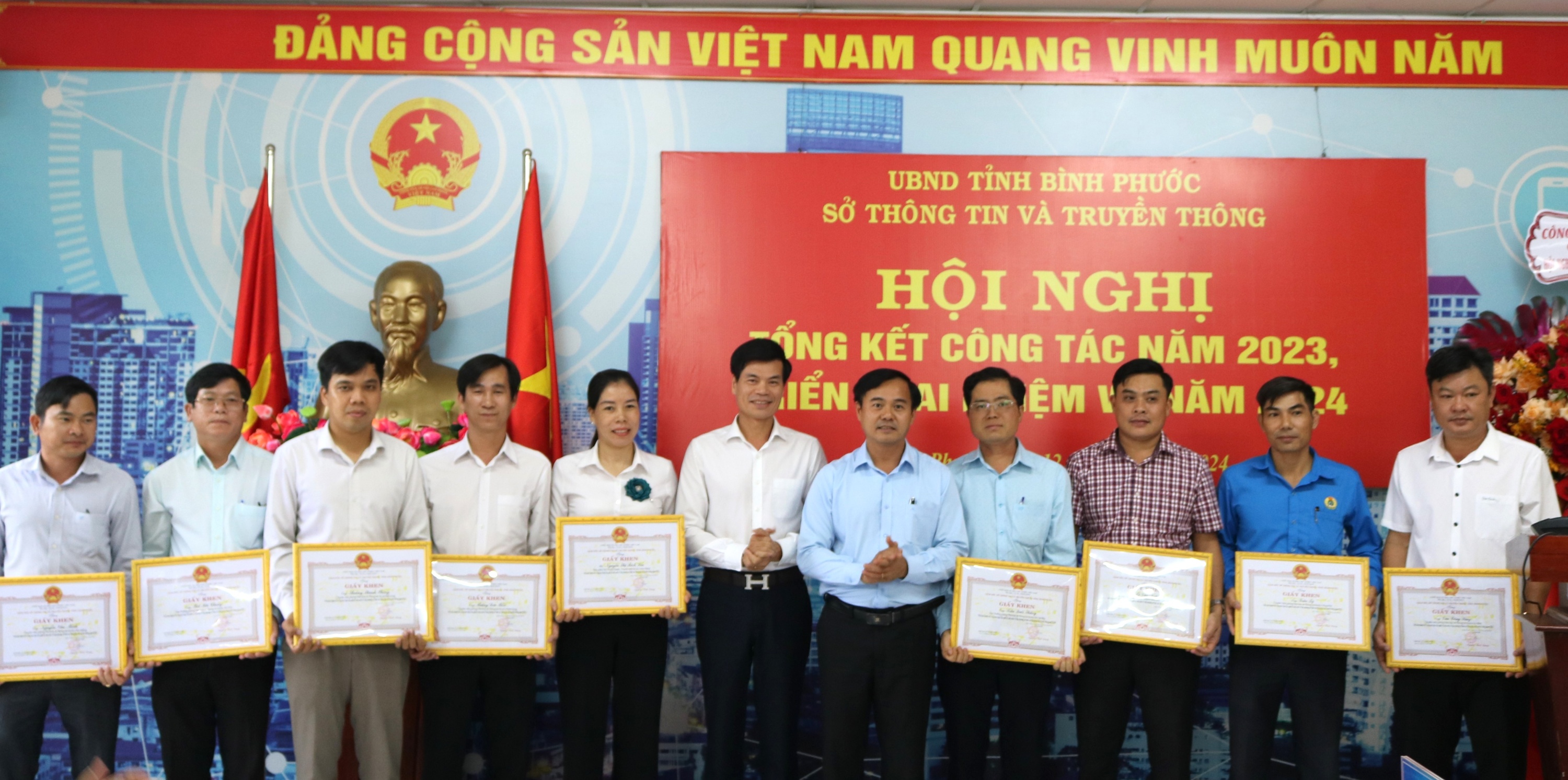 KHEN THUONG HUYEN 1