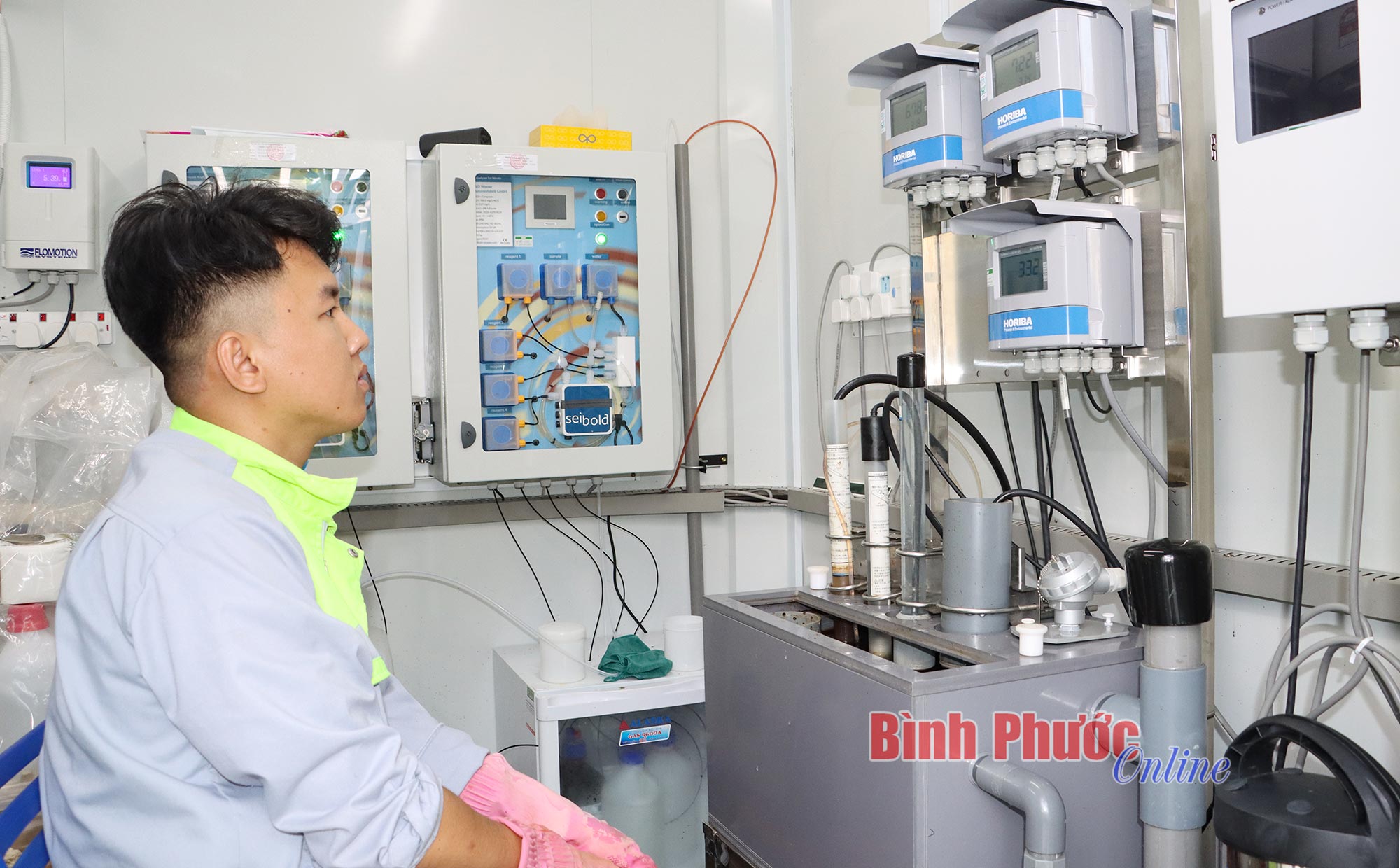 nhan vien trung tam quan trac tai nguyen va moi truong van hanh he thong quan trac nuoc mat dia ban huyen dong phu 20500801012024