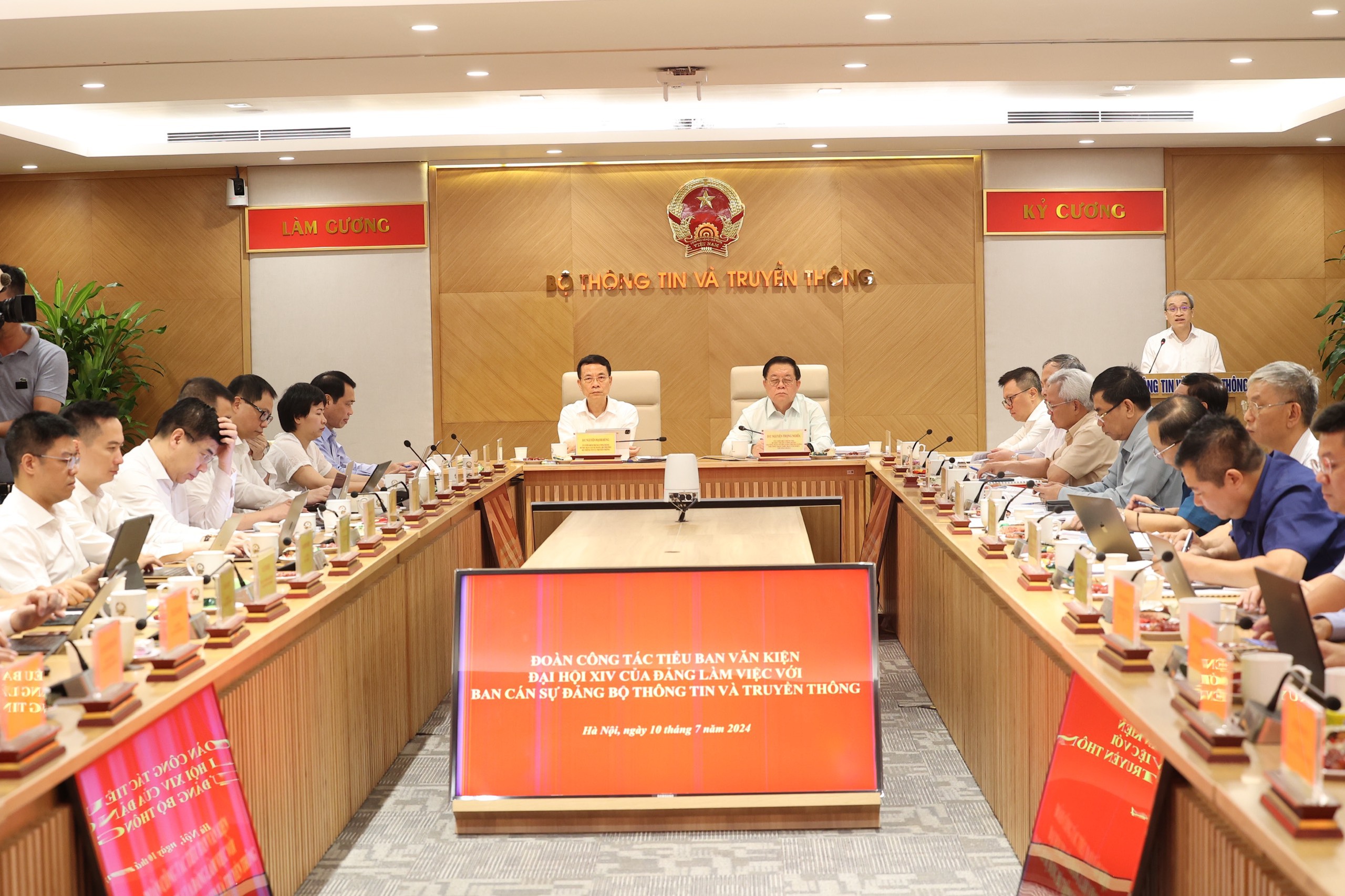 quang canh buoi lam viec 1720597934656179393590