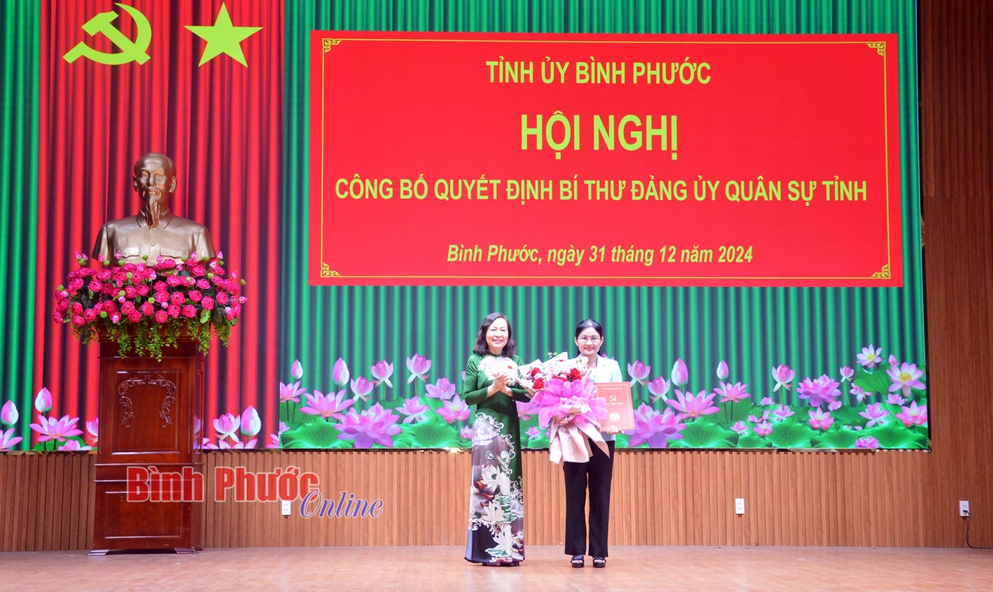 dong chi huynh thi hang trao quyet dinh bi thu dang uy qs tinh 12432431122024