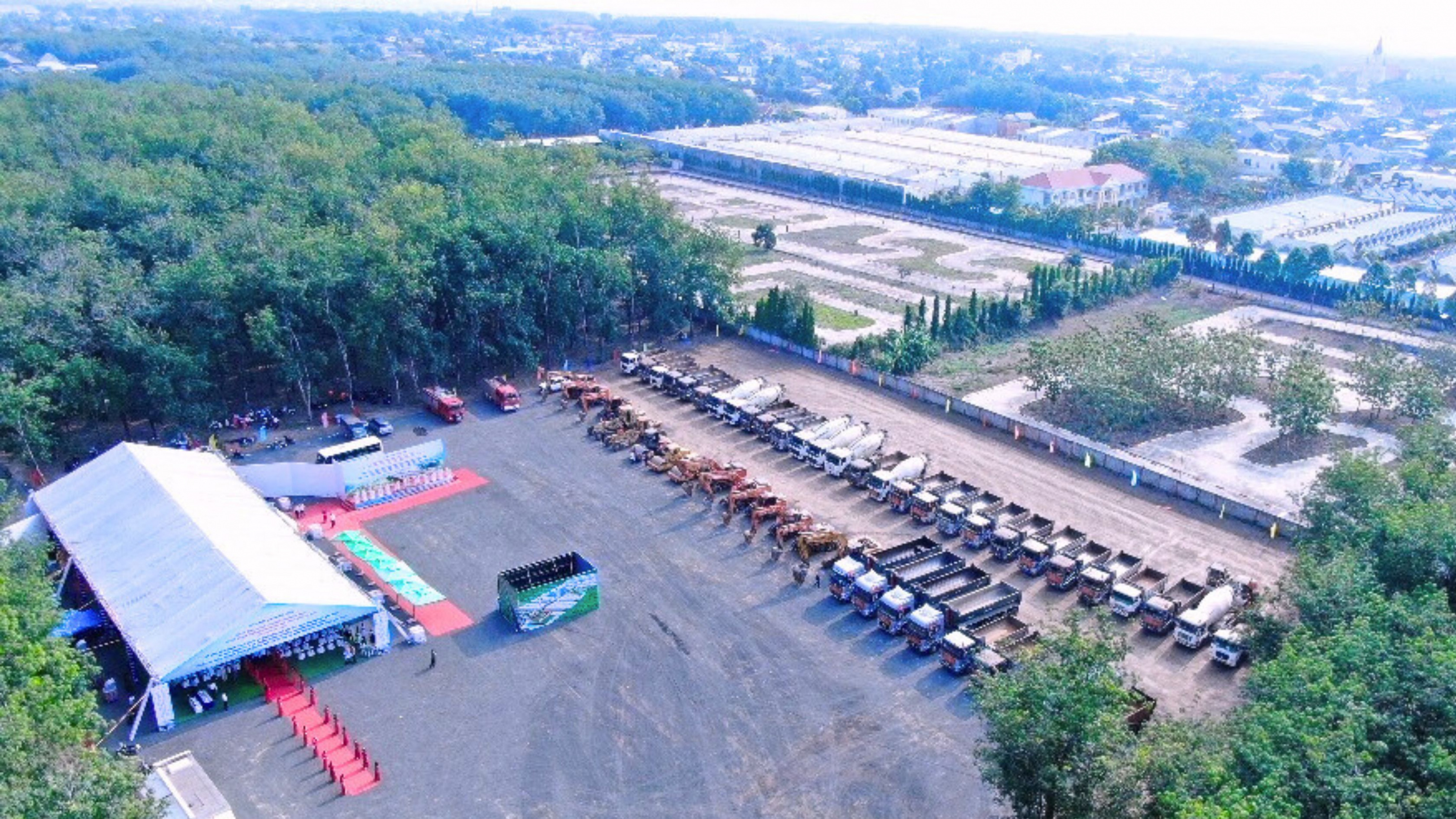 Toan canh le khoi cong