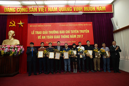 images2098797_chung_ta_song_thoi_binh_nhung_so_nguoi_chet_nhu_thoi_chien_1.jpg