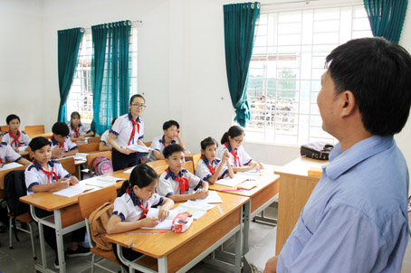Học sinh Trường THCS Trần Phú, thị trấn Gia Ray, huyện Xuân Lộc trong giờ học.jpg