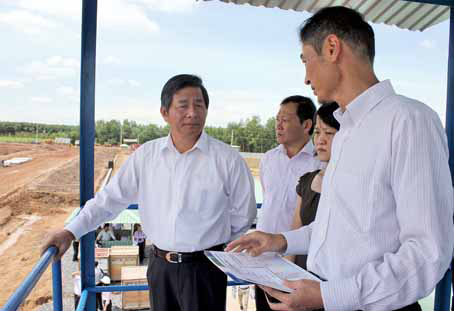Bộ trưởng Bộ Kế hoạch - đầu tư Bùi Quang Vinh (trái) thăm Khu công nghiệp Long Đức. Ảnh: V.Lâm