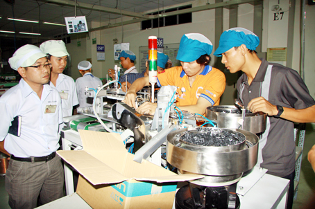 Bantin 9.24 (TT) - Sinh vien Truong DH Lac Hong ban may cho CT Nhat Ban.jpg